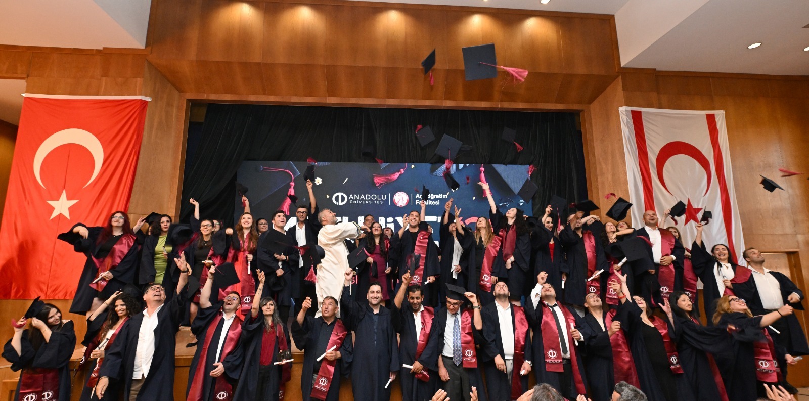 Anadolu Üniversitesi KKTC Mezunları Mezuniyet Sevincini Yaşadı