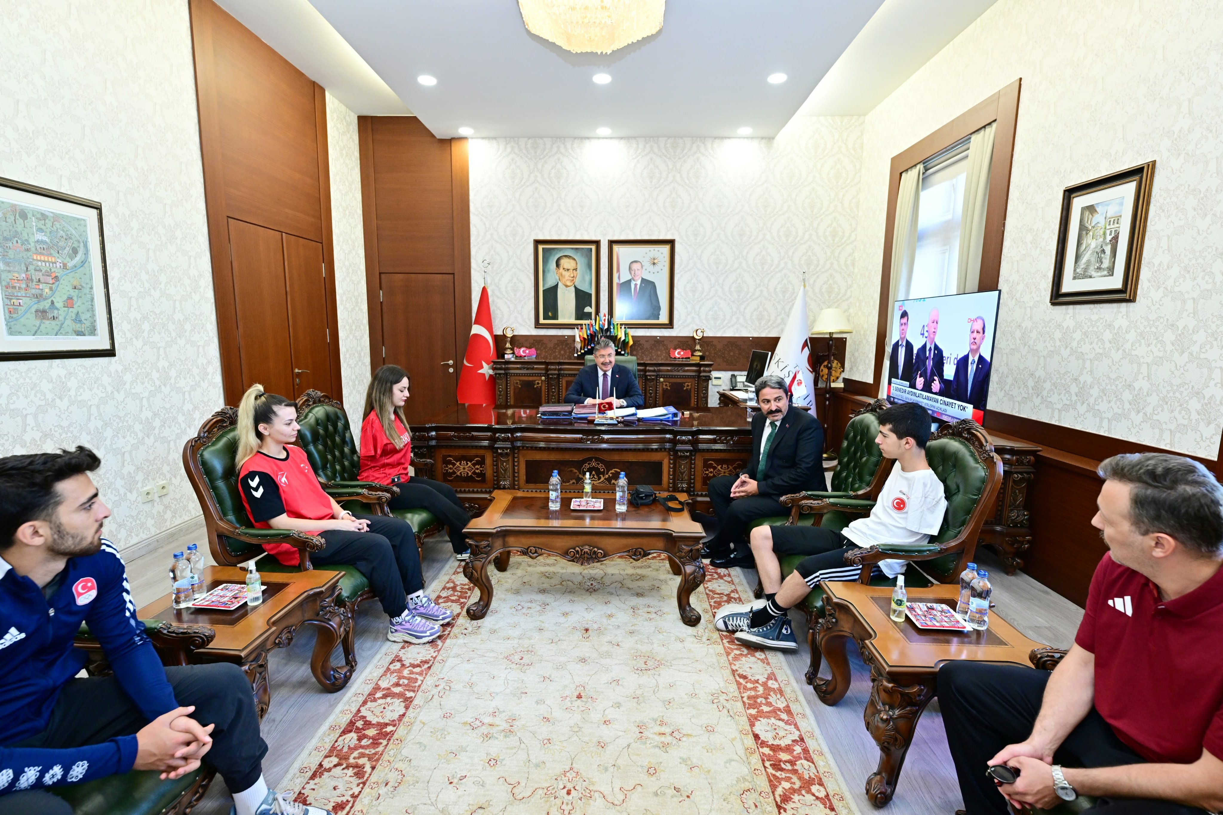 Eskişehir'in Başarılı Sporcuları Vali Yılmaz ile Bir Araya Geldi