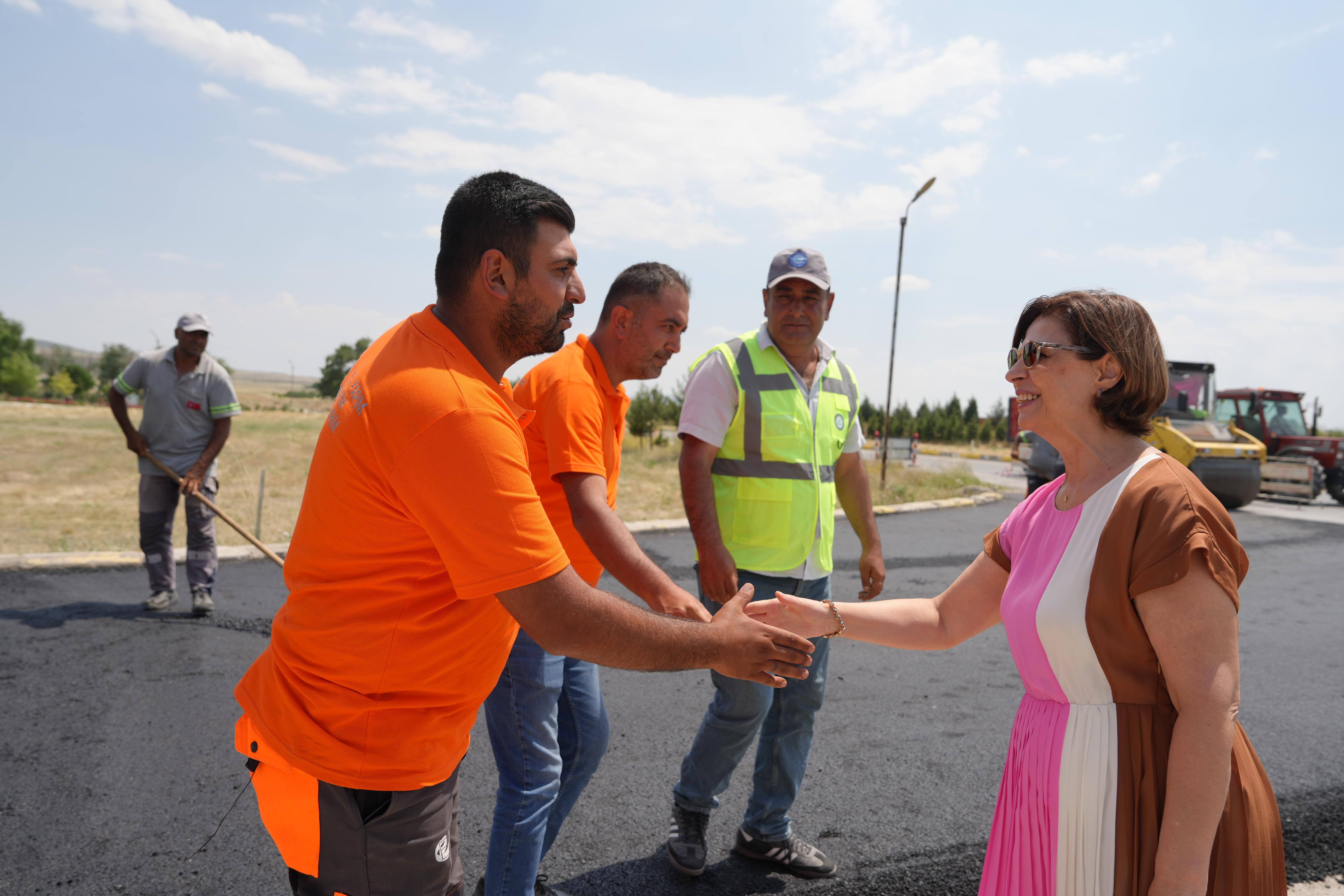 Başkan Ünlüce, Sakaryabaşı'ndaki Asfalt Çalışmalarını İnceledi