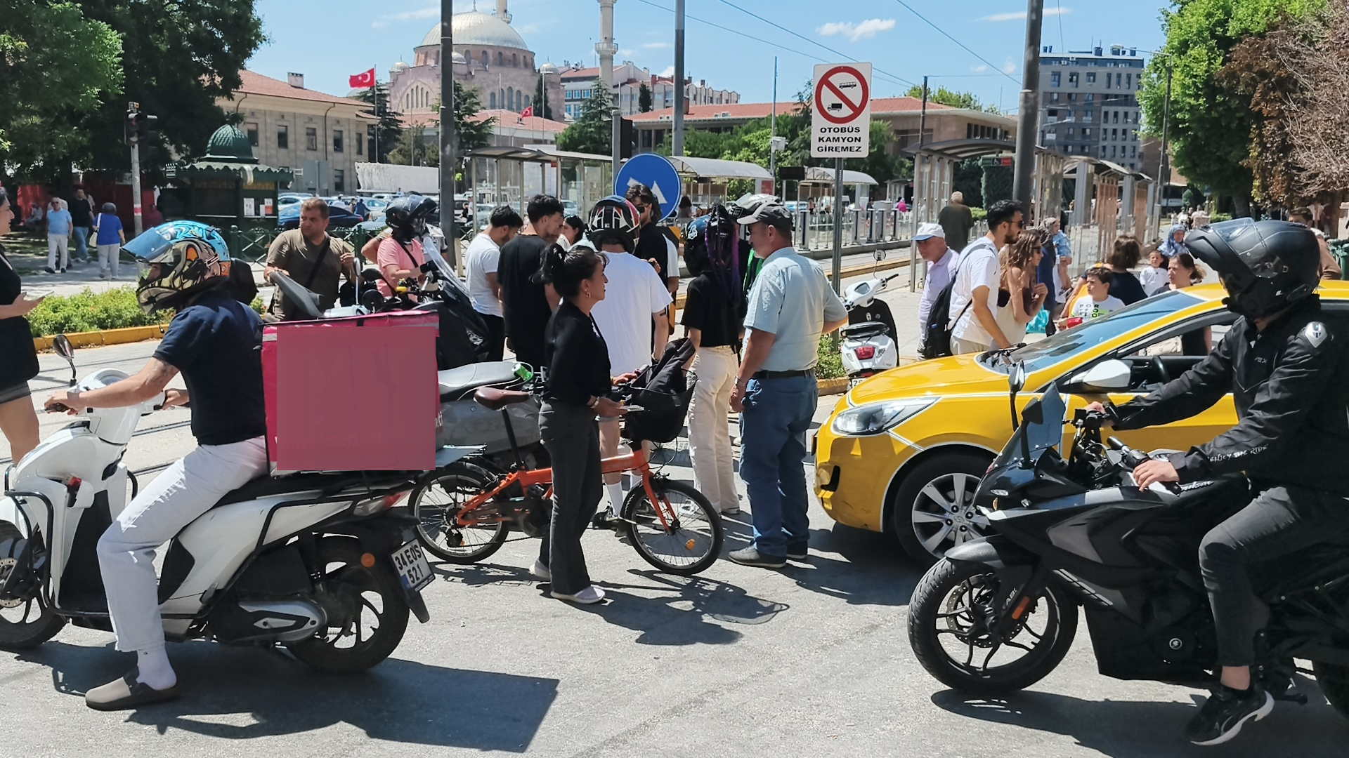 Eskişehir İki Eylül Caddesi'nde Kaza: Motosiklet Sürücüsü Yaralandı