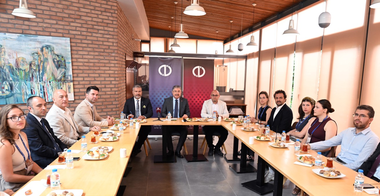 Vali Yılmaz, Anadolu Üniversitesinde Uluslararası Öğrencilerle Buluştu