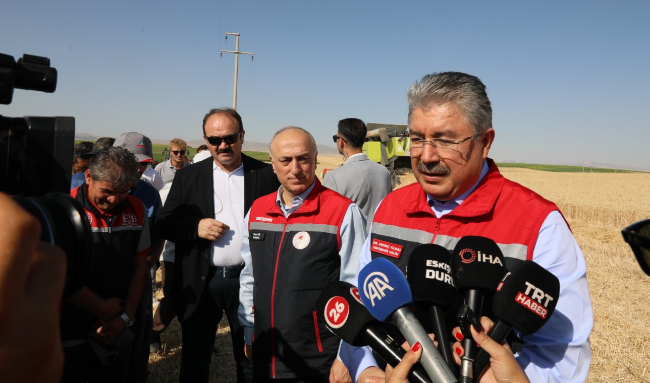 Eskişehir’de Hasat Sevinci: Vali Erdinç Yılmaz Sivrihisar’da Biçerdöver Koltuğuna Geçti