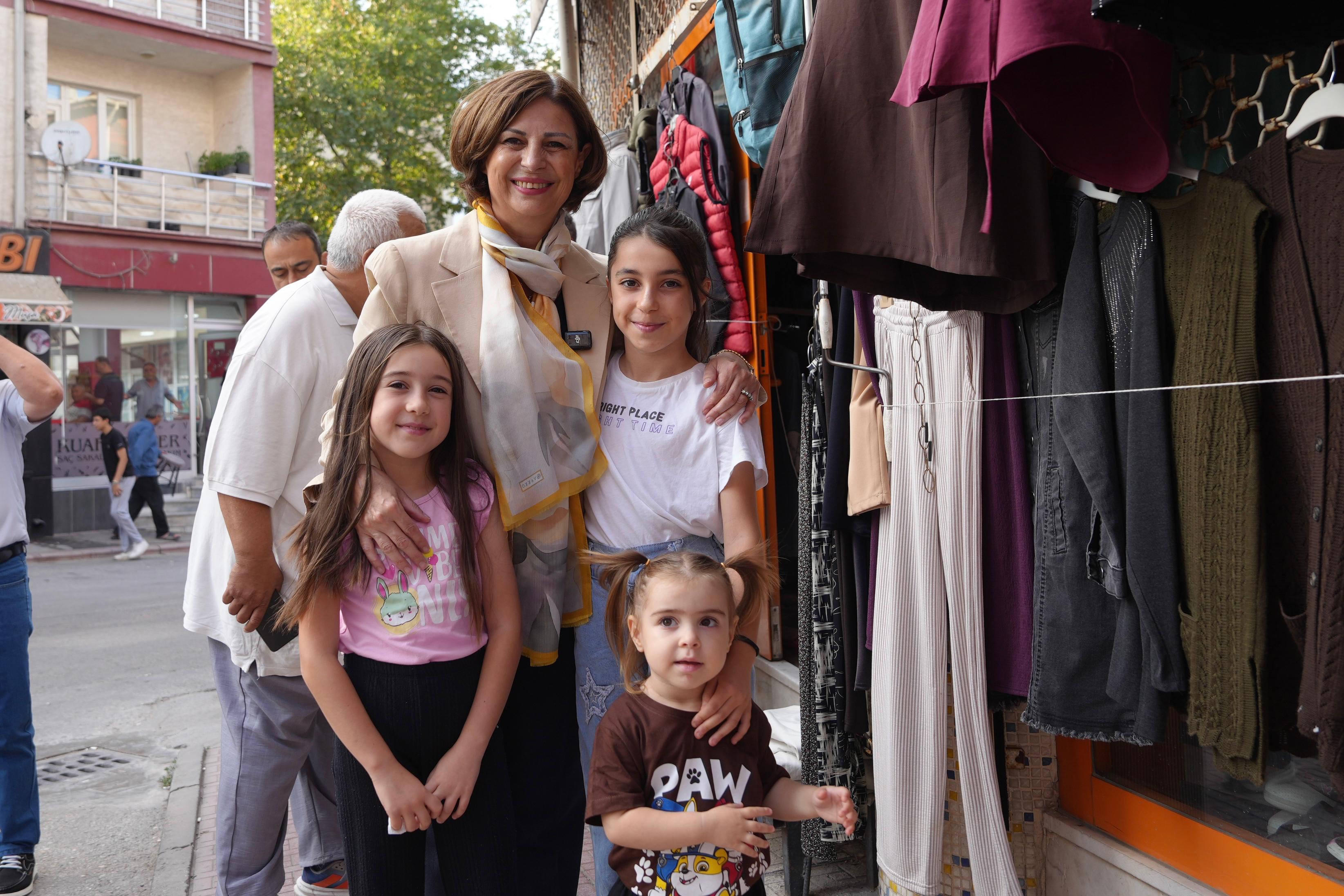 Başkan Ünlüce Emek Mahallesi'nde Esnaf ve Vatandaşla Kucaklaştı