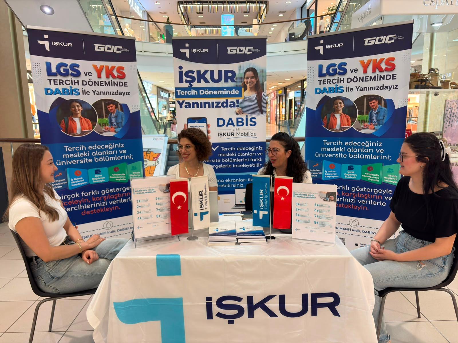 İŞKUR ESPARK'ta öğrencilere rehberlik ediyor
