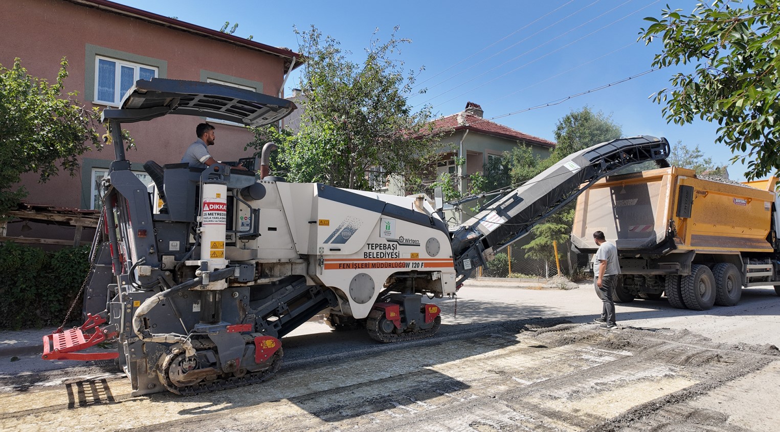 Tepebaşı Belediyesi Yol Bakım ve Yenileme Çalışmalarını Sürdürüyor