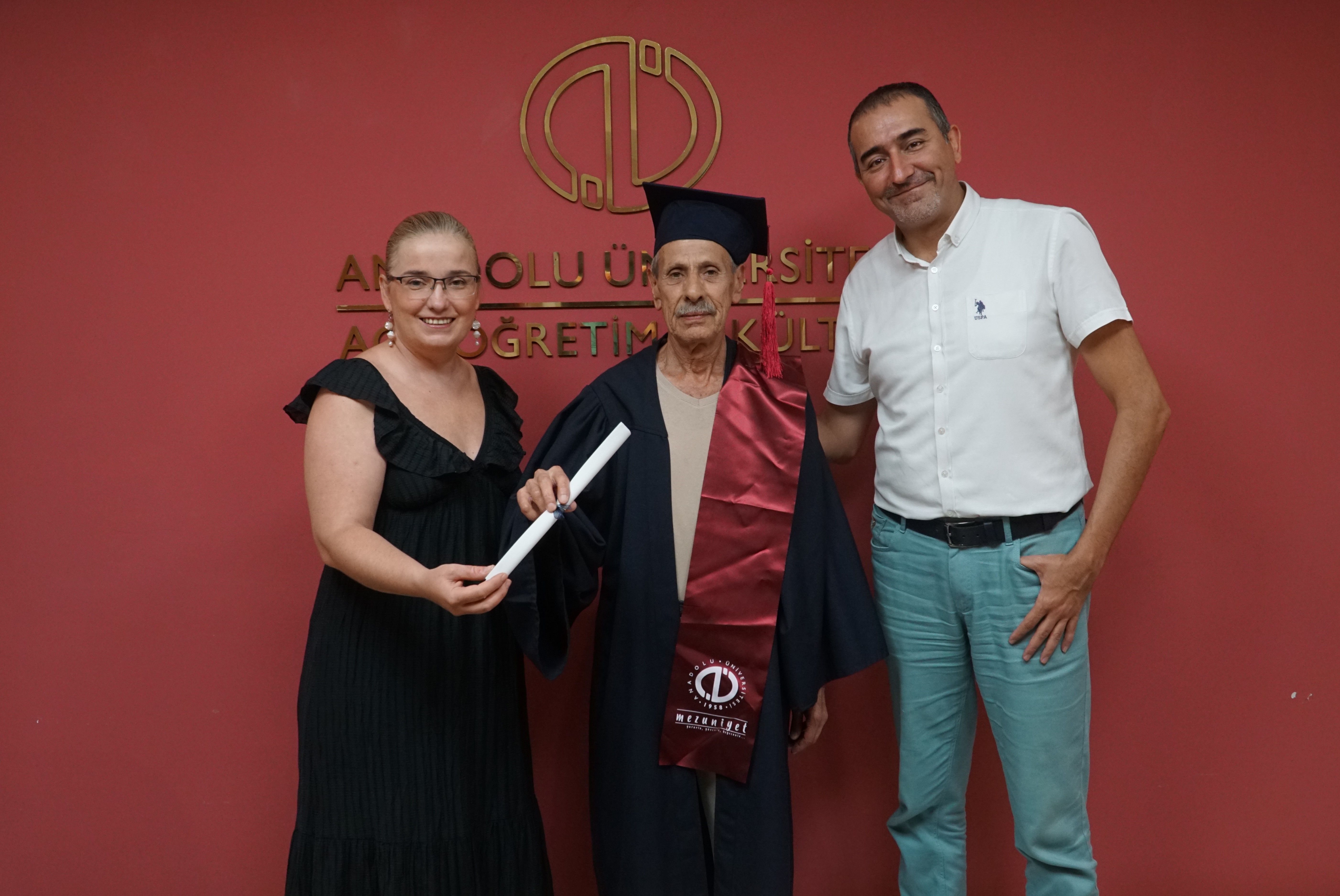 76 Yaşındaki Yusuf Yücel 10 Üniversite Programı Bitirdi