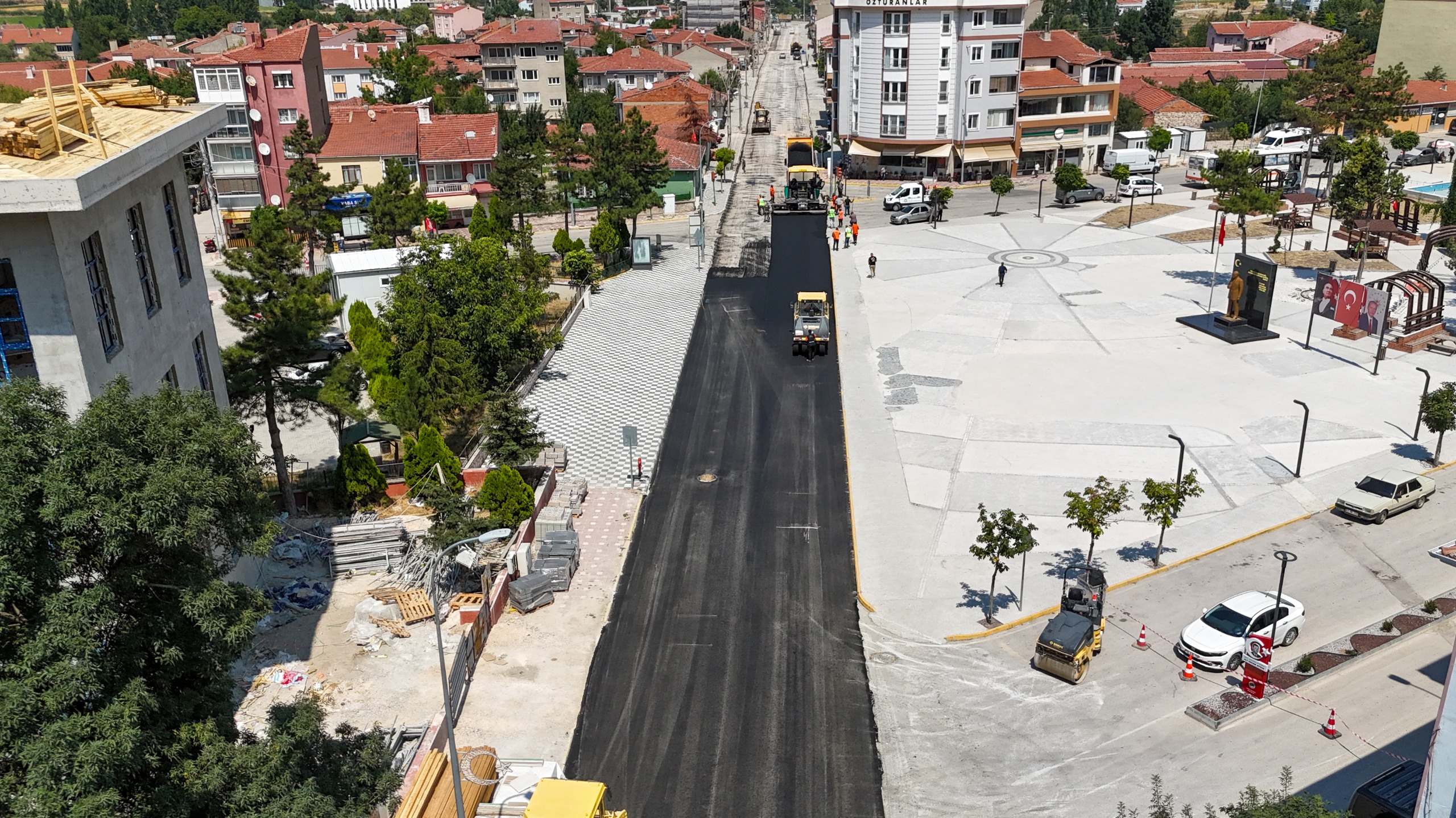 Büyükşehir Ekipleri O Caddede Sıcak Asfalt Serimi Yapıyor