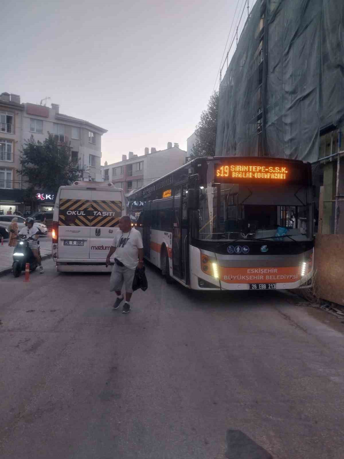 Hatalı park edilen servis aracı trafiğin tıkanmasına sebep oldu