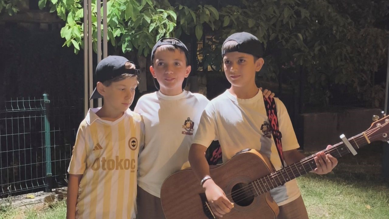 Şehir şehir gezerek sokak müziği yapan minik ikizlerin yeni durağı Kütahya oldu