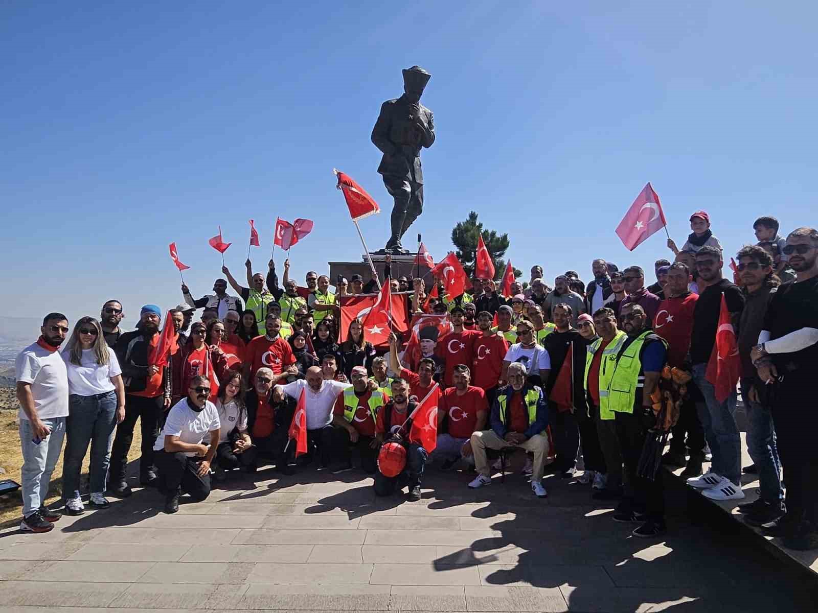 Motosiklet tutkunları Afyonkarahisar’da "Zafer Sürüşü" düzenledi
