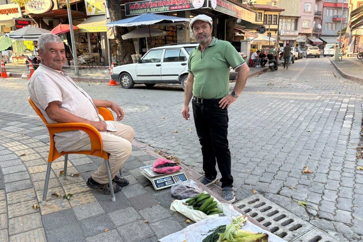 Yaşına rağmen tarlasında yetiştirdiği doğal ürünleri pazarda satıyor