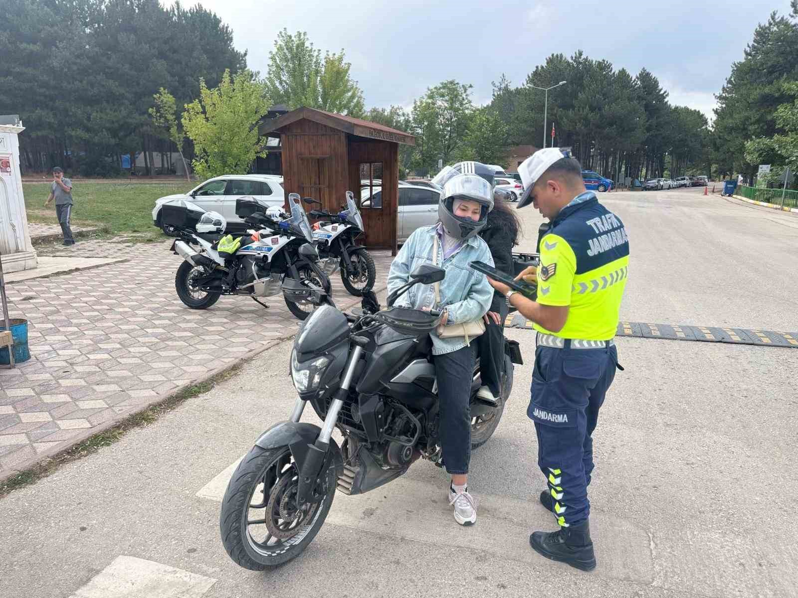 Jandarmadan motosiklet sürücüsü denetimi ve eğitim faaliyeti