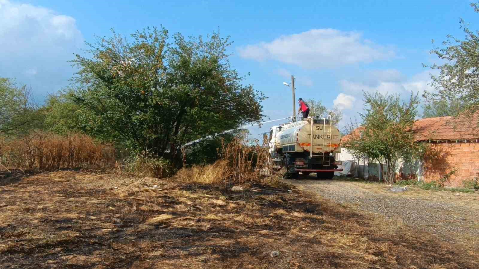 Otluk alanda çıkan yangın köy evlerine sıçramadan söndürüldü