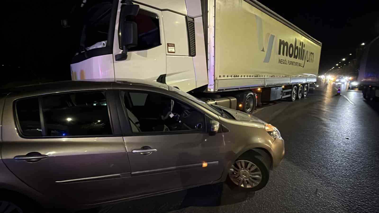 Tır otomobile çarpmasıyla maddi hasarlı kaza meydana geldi