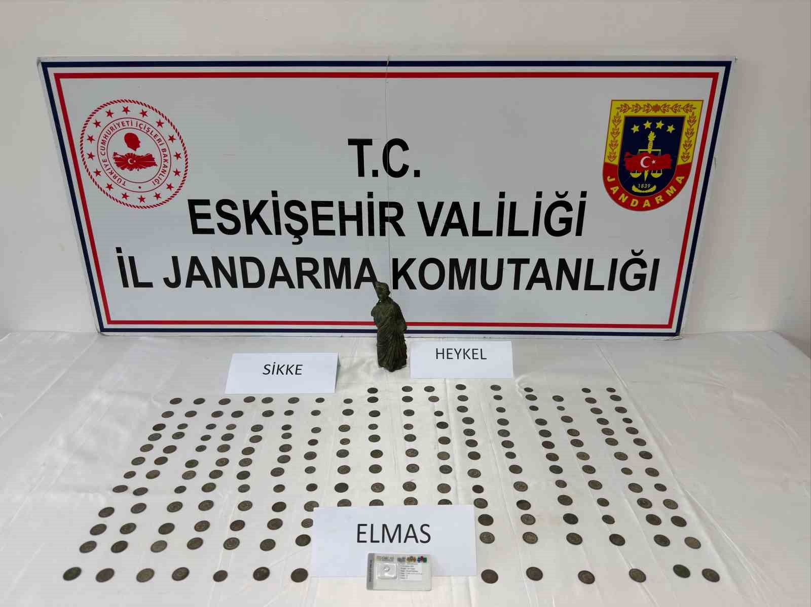 Jandarma tarihi eser değerinde 1 elmas, 1 heykel ve 194 bronz sikke ele geçirdi, şüpheli tutuklandı