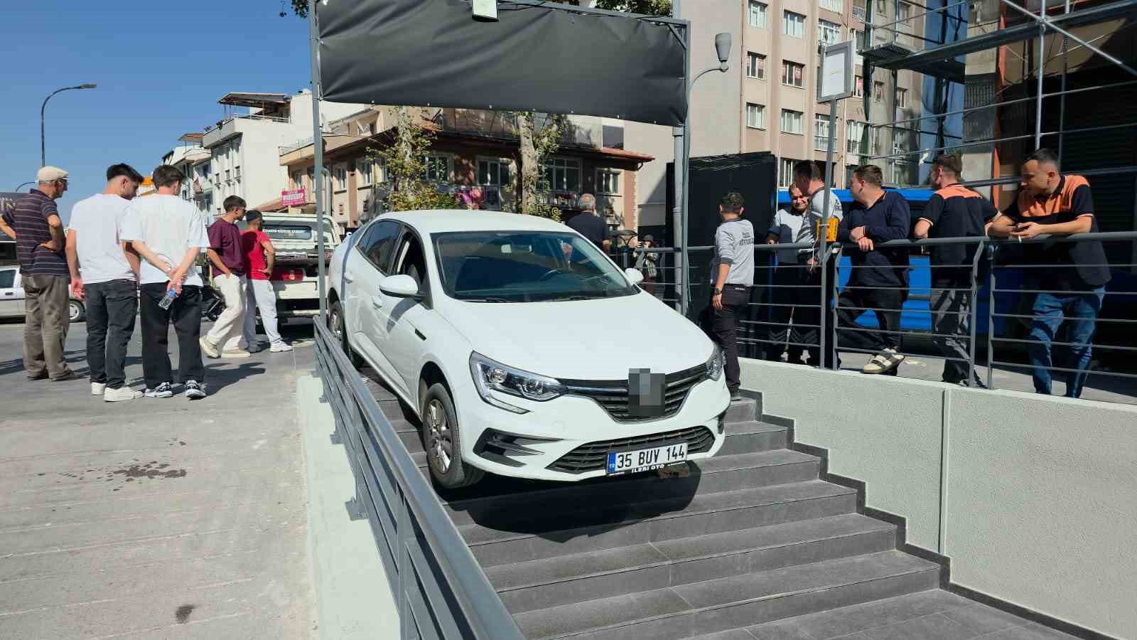 Kütahya’da ilginç kaza: Otomobil marketin merdivenlerinde asılı kaldı