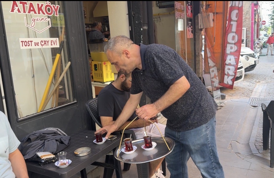 Dışlanma iddiasını reddeden çay ocağı çalışanı, "Herkese kapımız açık"