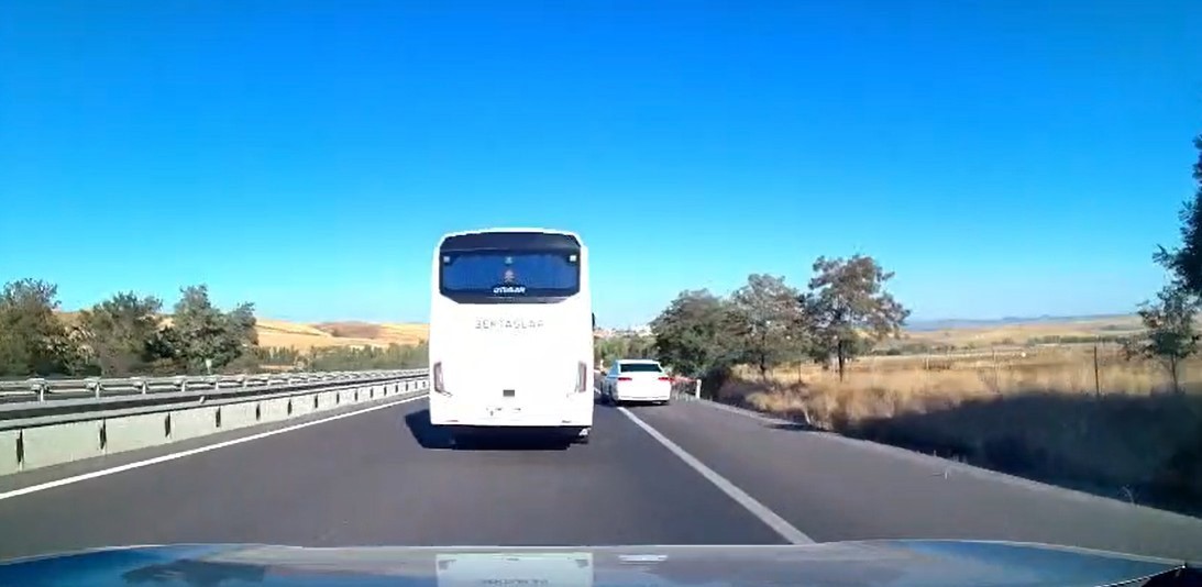 Güvenlik şeridini ihlal edip makas atan otomobil trafiği tehlikeye düşürdü