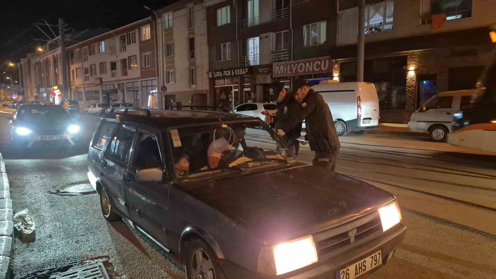 Eskişehir’de 25 polis ekibinin katılımı ile asayiş ve trafik uygulaması