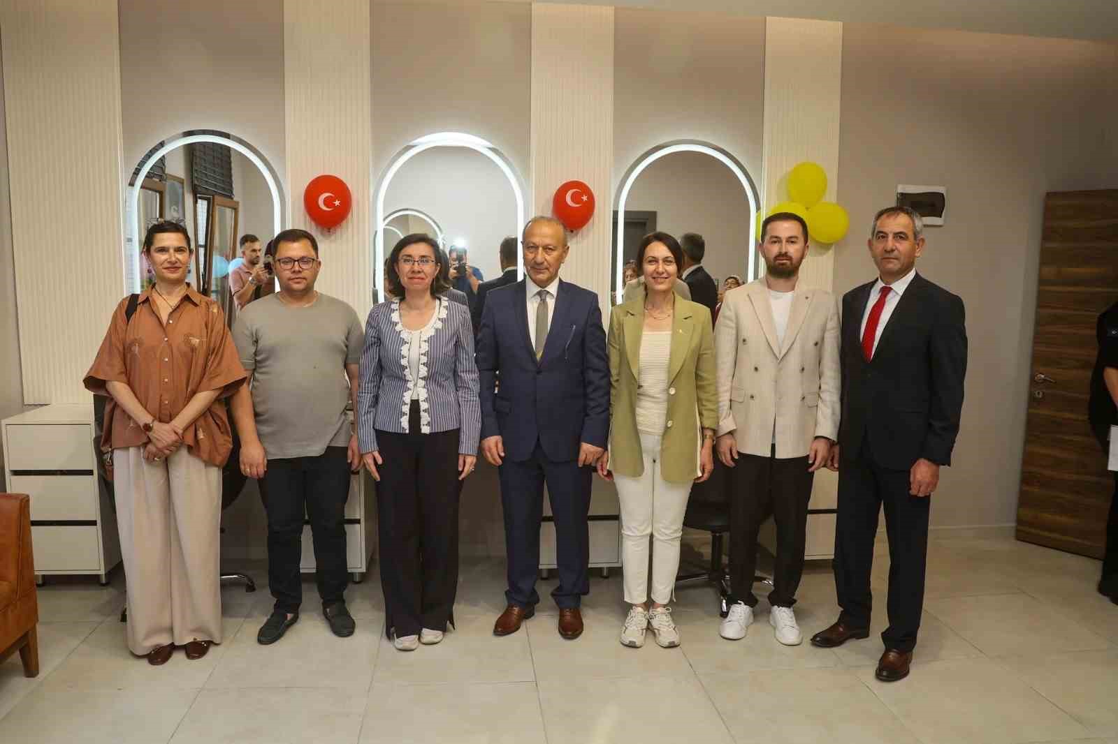 Uşak’ta Halk Kadın Kuaförü hizmete açıldı