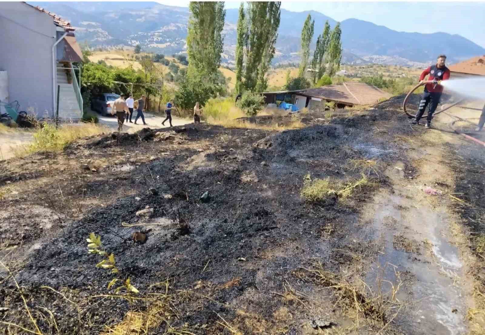 Emet’te ot yangını büyümeden söndürüldü