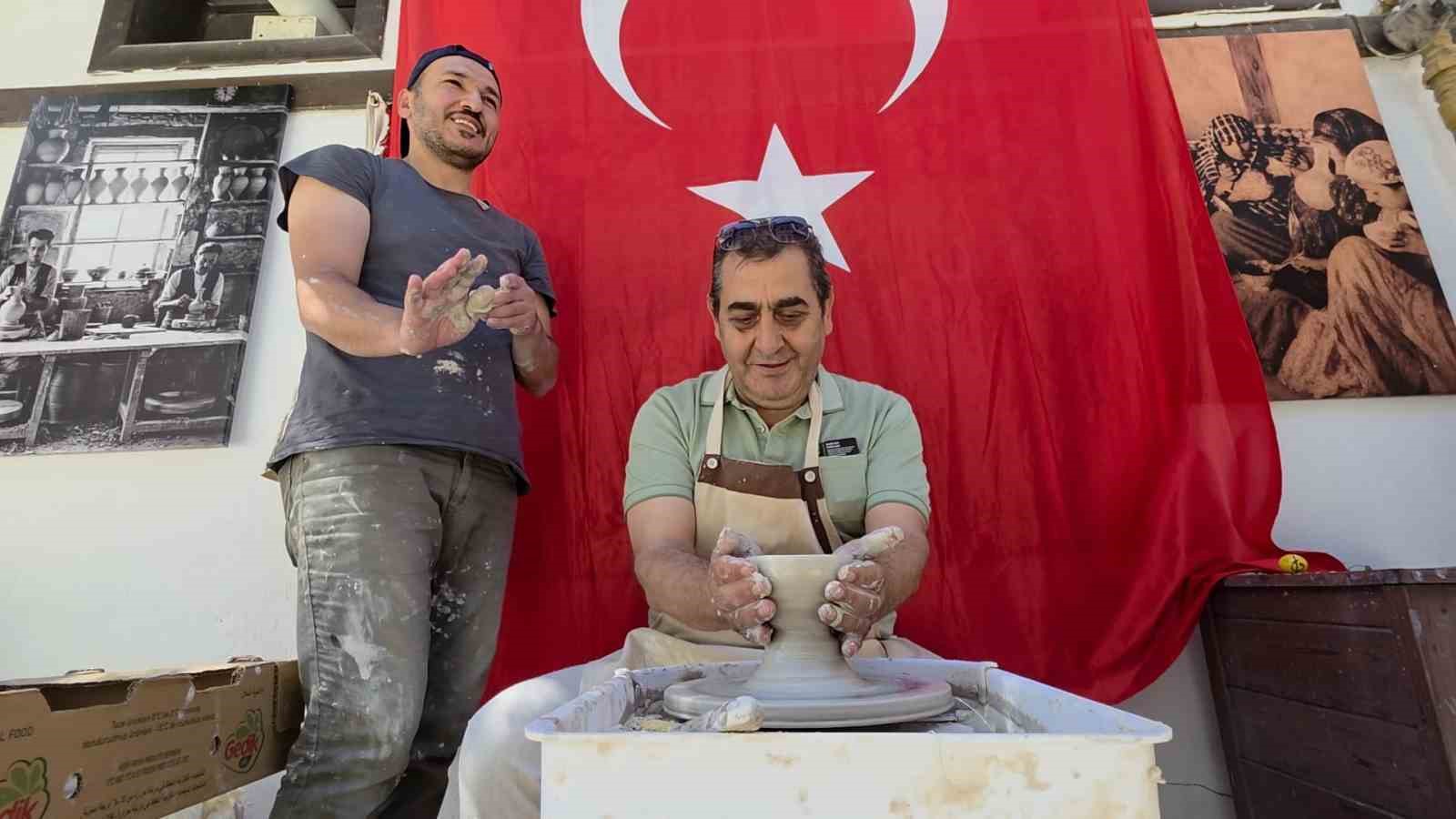 Ziyaretçiler, tarihi Germiyan Sokağı’nda çini sanatını deneyimliyor