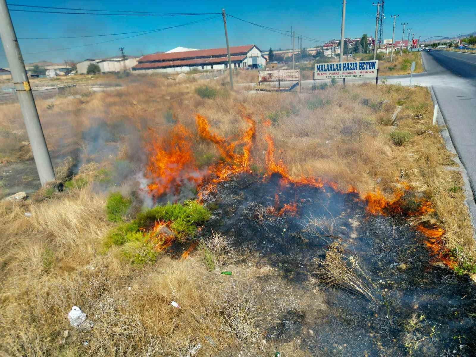Yol kenarında çıkan anız yangını sürücülere zor anlar yaşattı