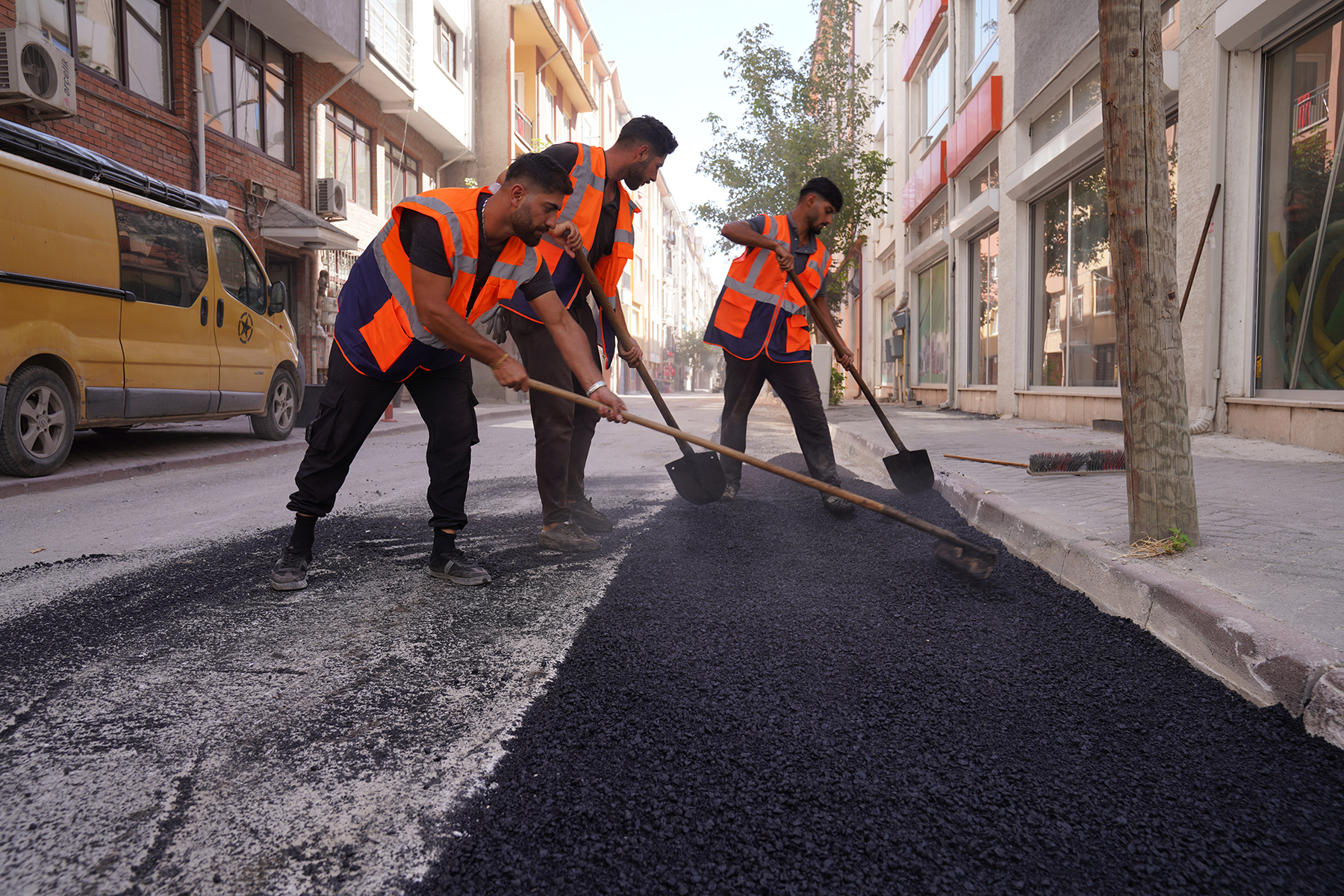 Tepebaşı'nda Yol ve Kaldırım Çalışmaları Aralıksız Sürüyor