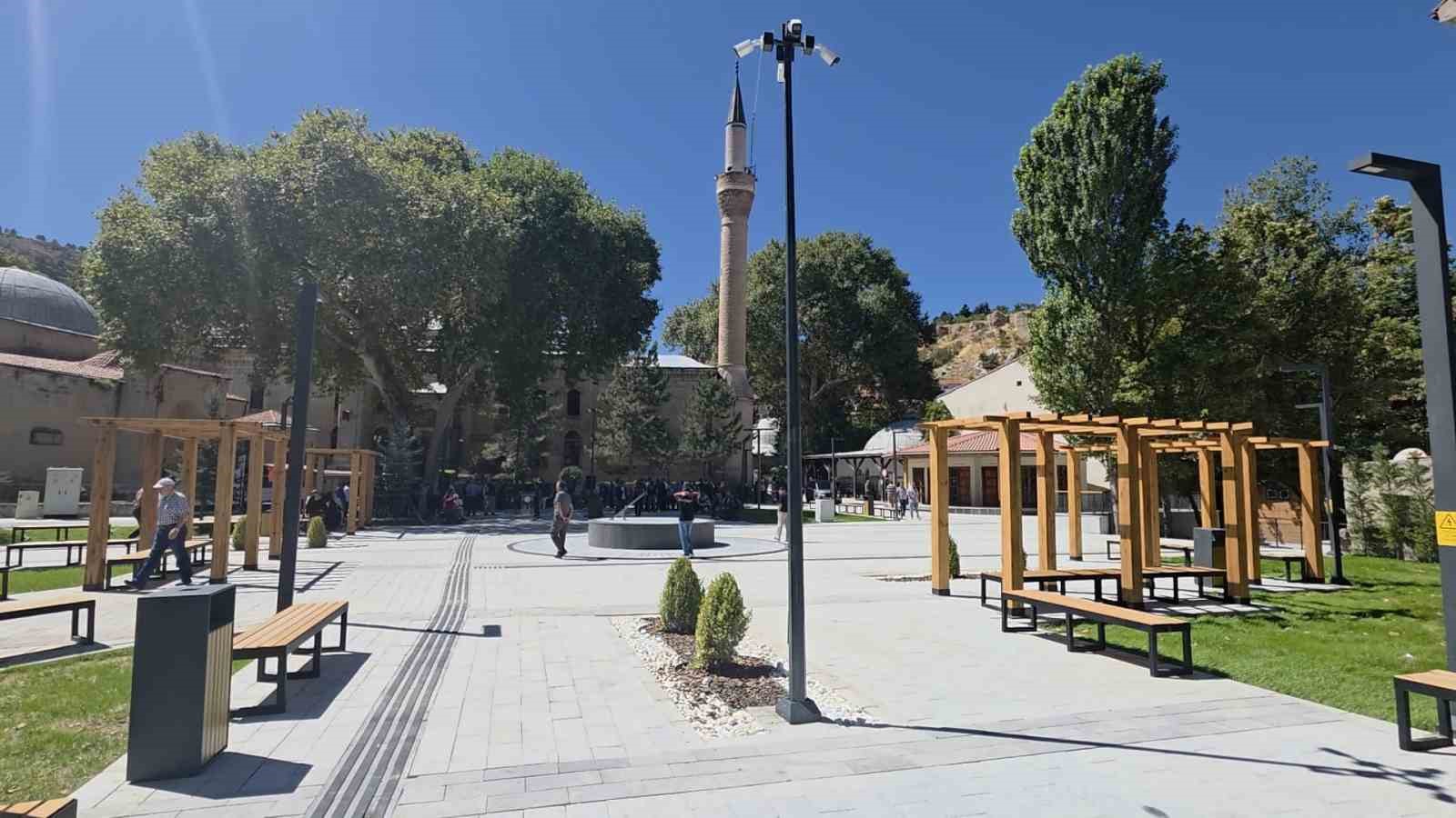 Kütahya’da tarihi doku korunarak Ulu Cami Meydanı yenilendi