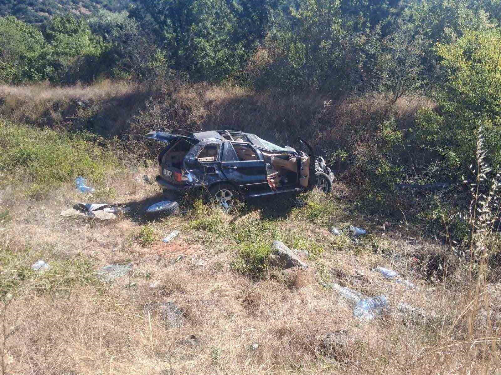 Bilecik’te otomobil refüje çarptı: 2 yaralı