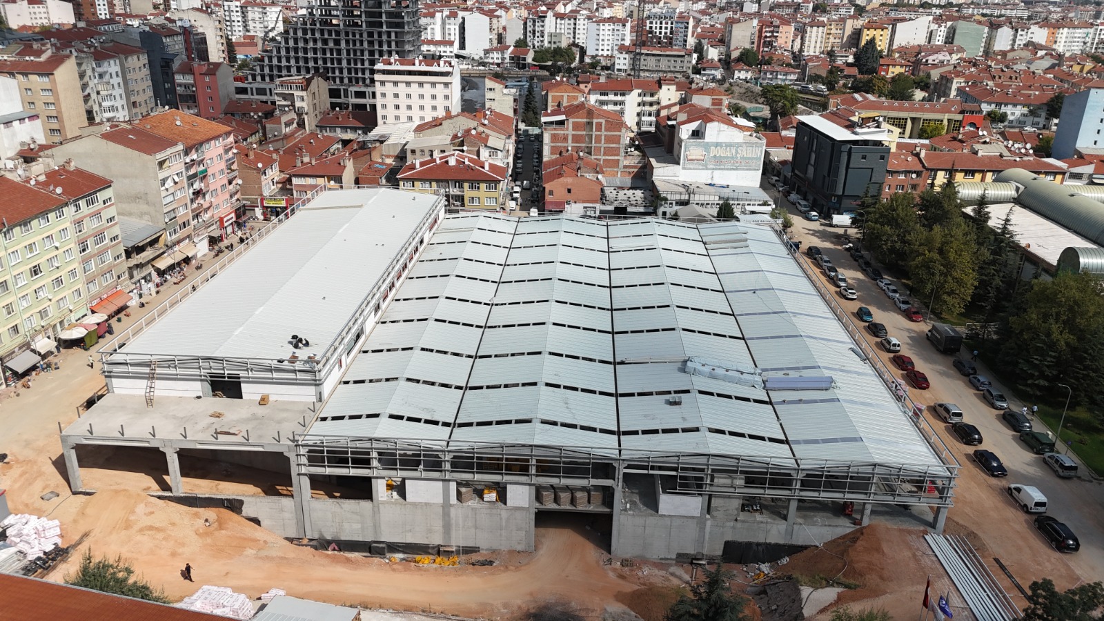 Kurtuluş Kapalı Pazar Yeri Projesinde Çatı Tamamlandı