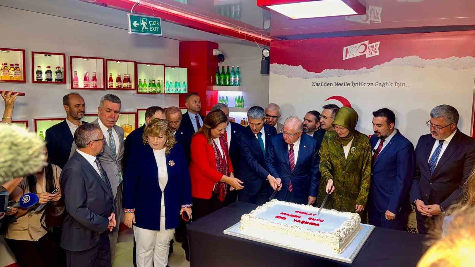 Bakan Güler Kızılay Maden Suyu’nun 100. yıl pastasını kesti