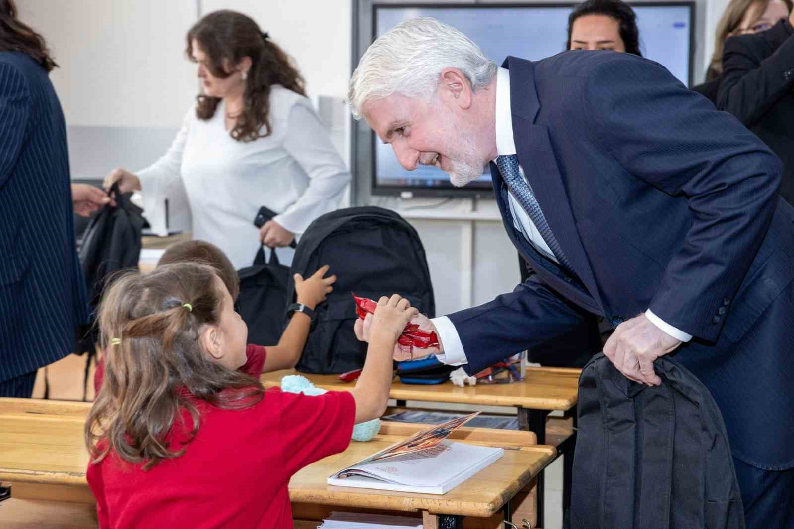 TEI’den Mahmudiye’ye kırtasiye desteği