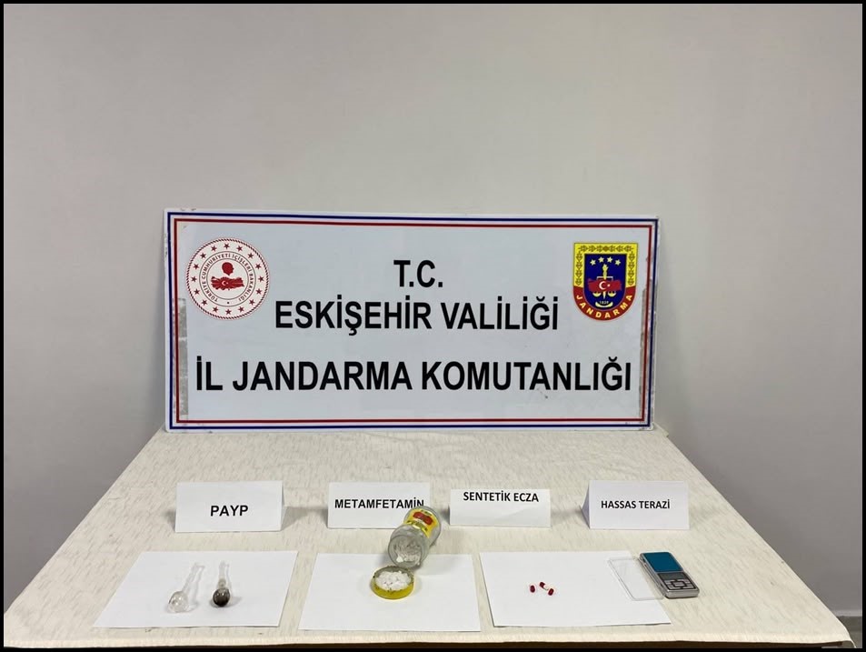 Eskişehir’de uyuşturucu ticareti yapan firari zanlı yakalandı