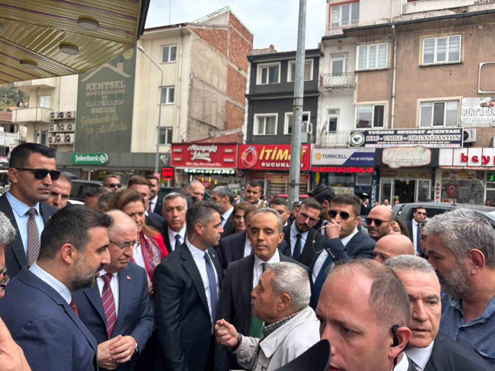 Bakan Güler Afyonkarahisar’da esnaf ile buluştu