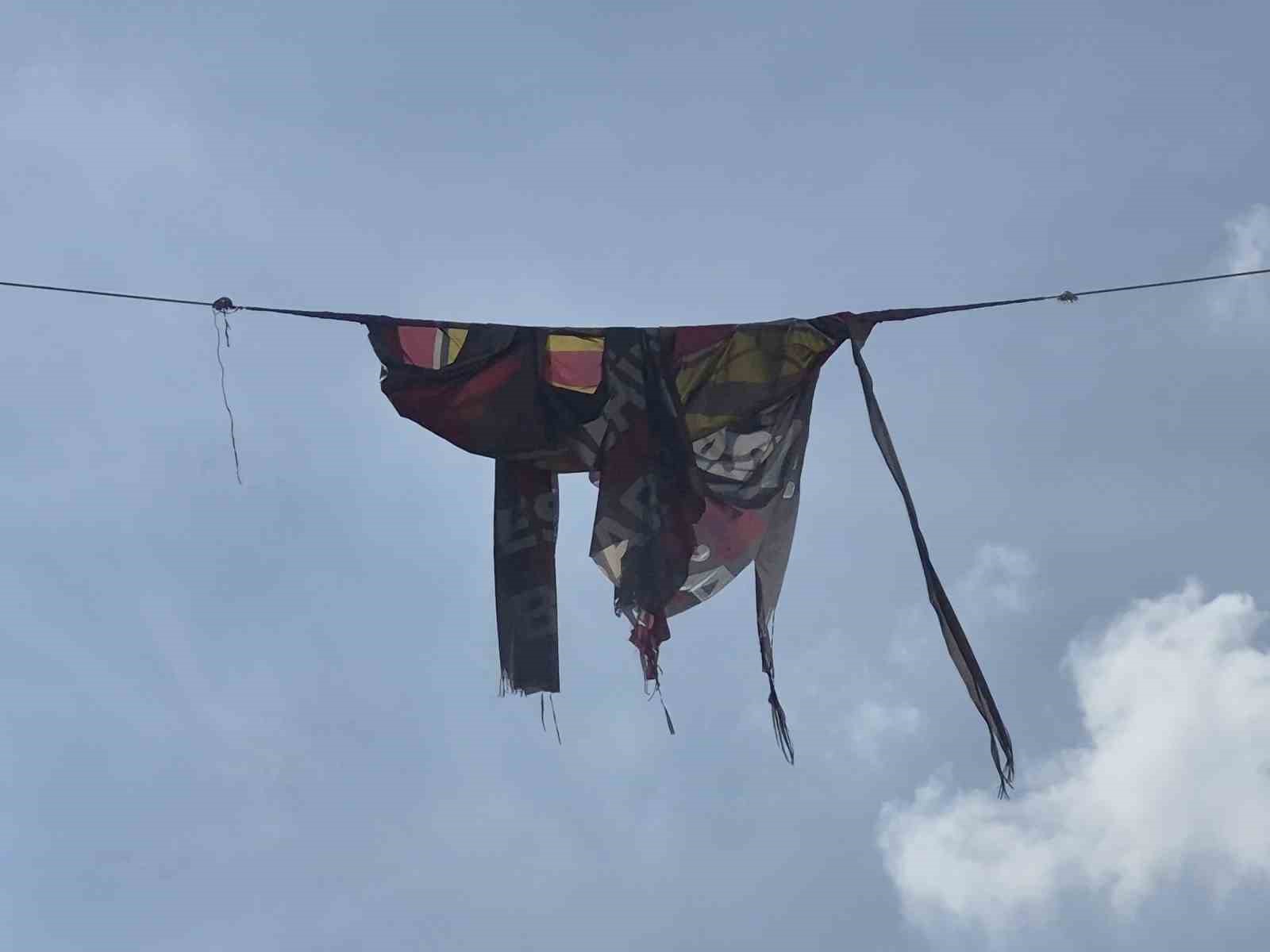 Yırtılıp parçalanan dev Eskişehirspor bayrağı kötü görüntü oluşturdu