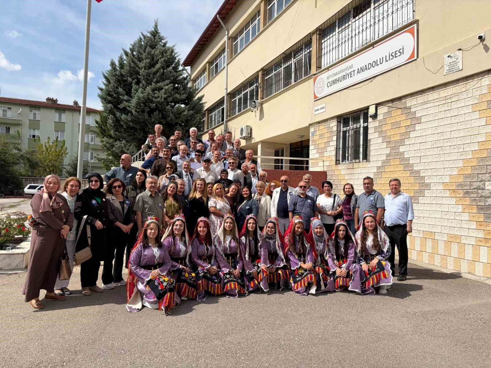 40 yıl sonra aynı okul bahçesinde buluştular