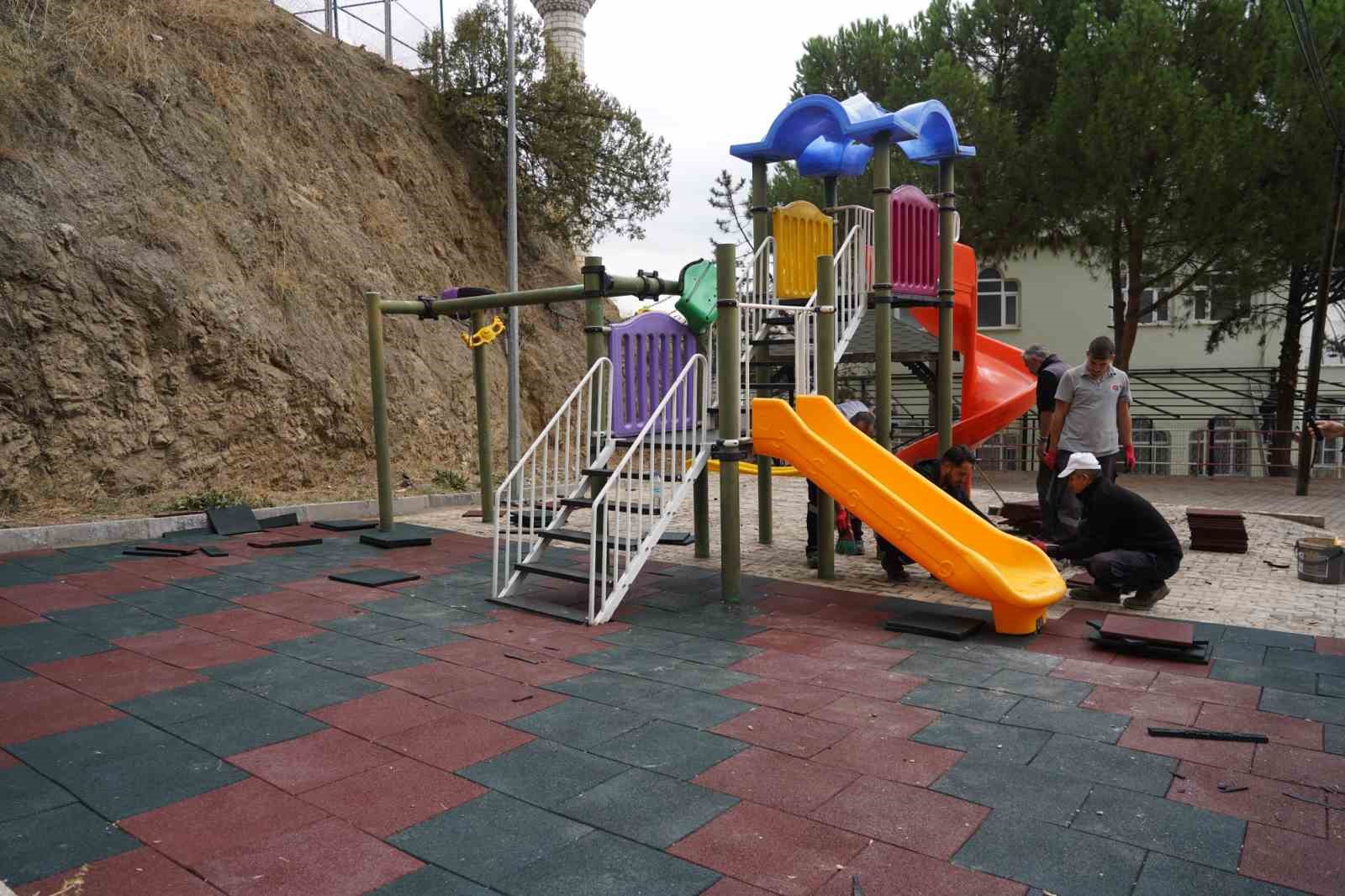 Çocuk park ve oyun alanları yenileniyor zeminleri kauçukla kaplanıyor