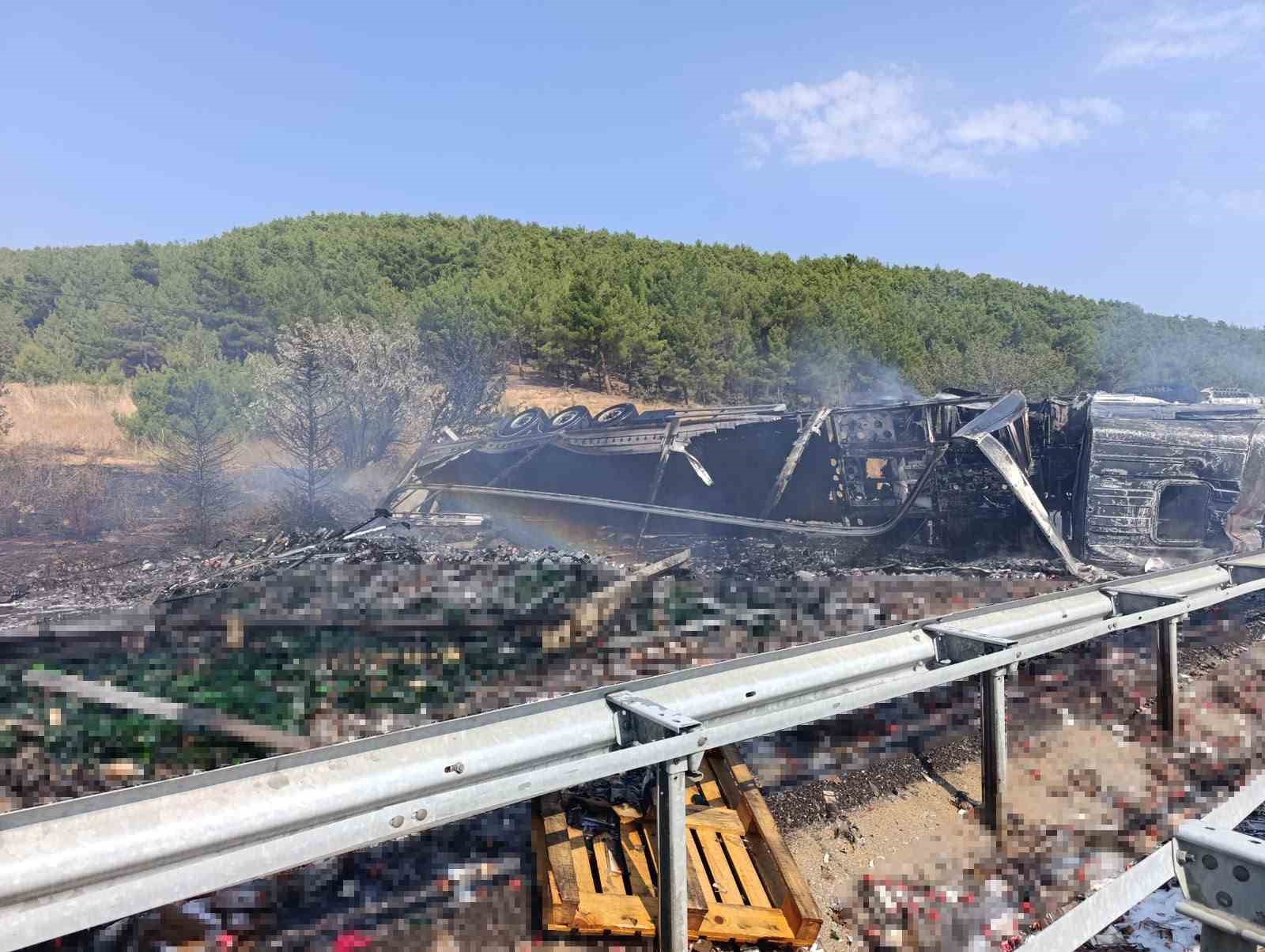 Uşak’ta bariyere çarpan alkol yüklü tır alev aldı