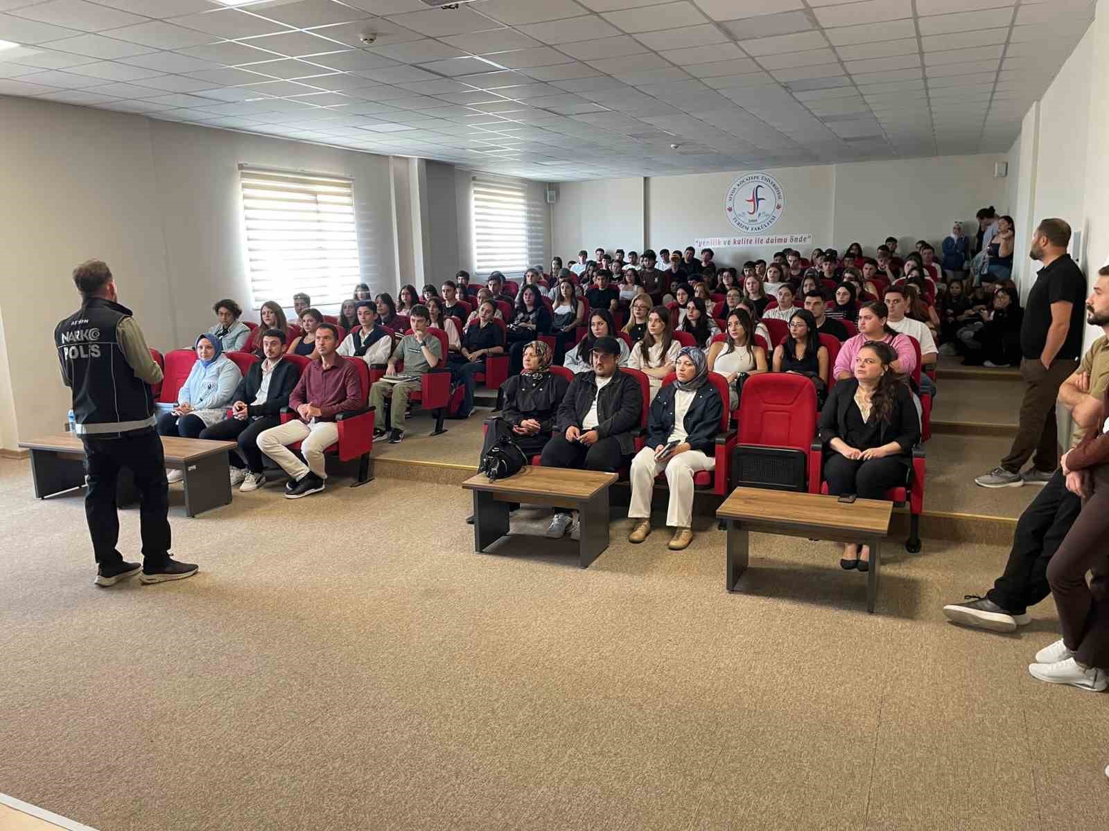 Üniversite öğrencilerine bağımlılıkla mücadele eğitimi verildi