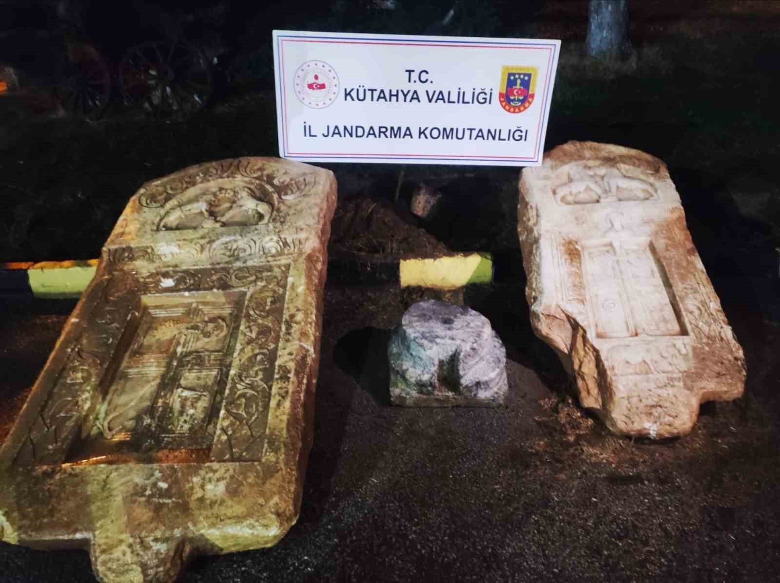 Kütahya’da Roma dönemine ait lahit kapakları ele geçirildi