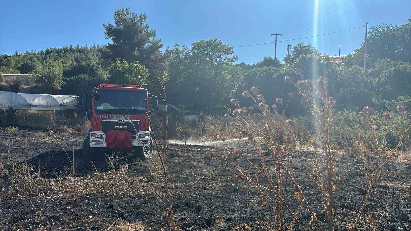 Bilecik’te sera ile depo alanına sıçrayan ot yangını söndürüldü