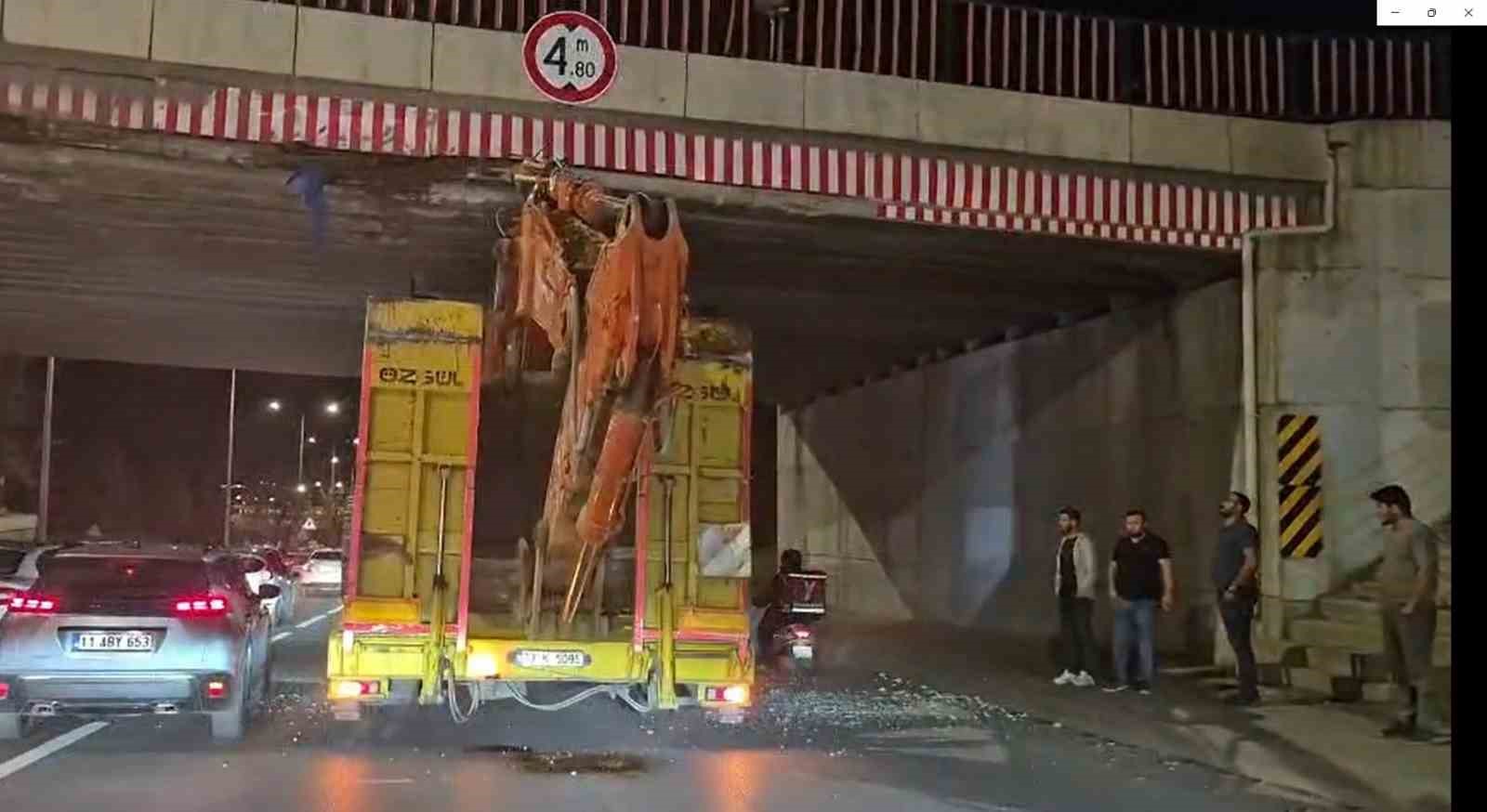 Üst geçide sıkışan tır trafiği aksattı