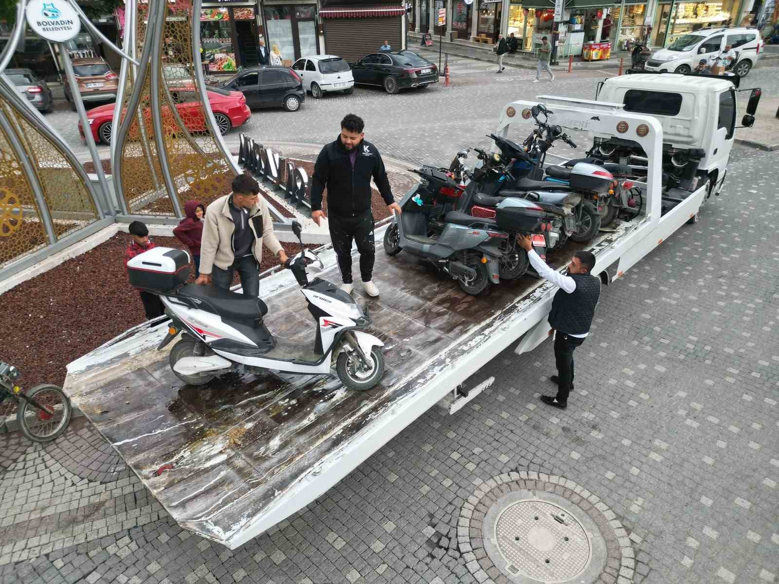 Bolvadin’de polis ekipleri denetimi elden bırakmıyor