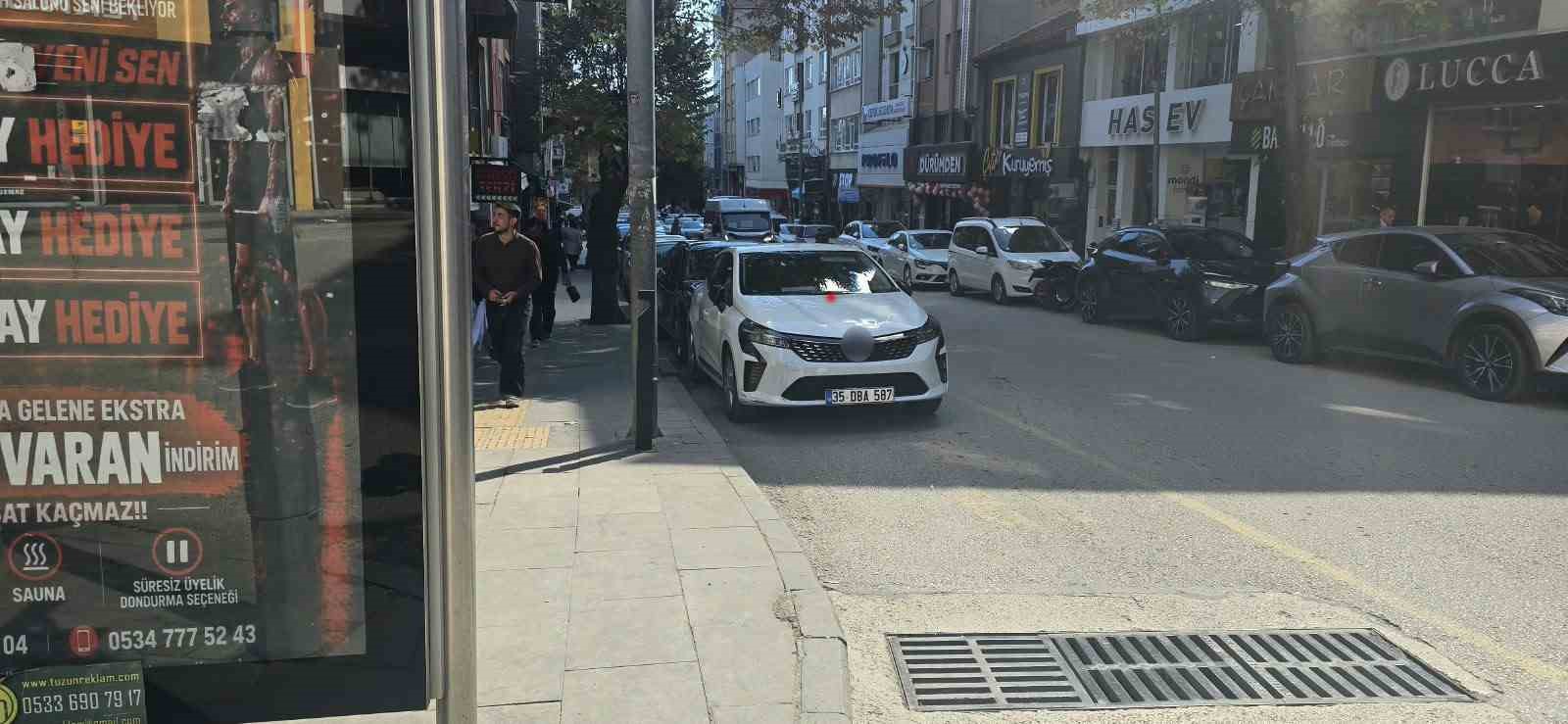 Duyarsız sürücü minibüsçüleri çileden çıkardı