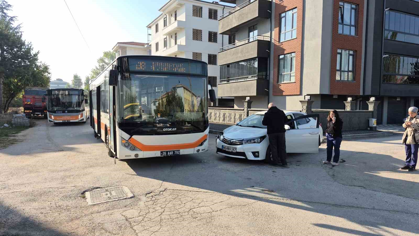 Eskişehir’de belediye otobüsü ile otomobil çarpıştı: 2 öğrenci yaralandı
