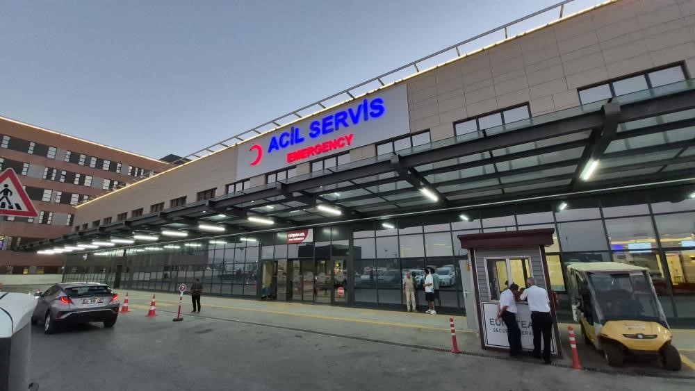 Evde baygın halde bulunan yaşlı çift hastaneye kaldırıldı