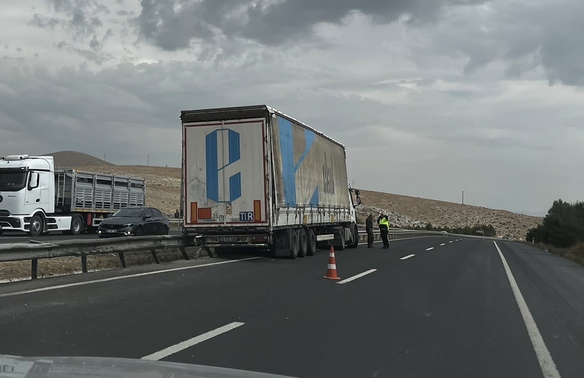 Sivrihisar’da tır bariyerlere çarptı: Şans eseri yaralanan olmadı