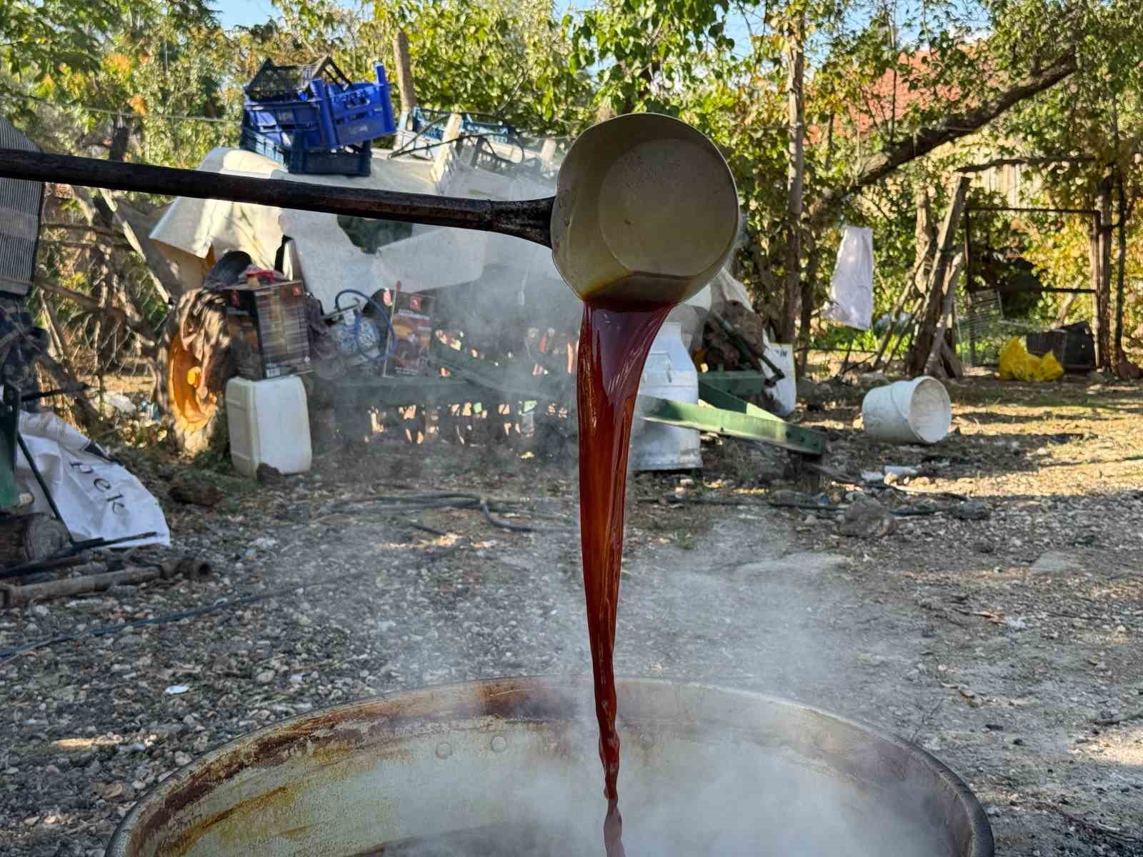 Eskişehir’de geleneksel yöntemlerle pekmez mesaisi
