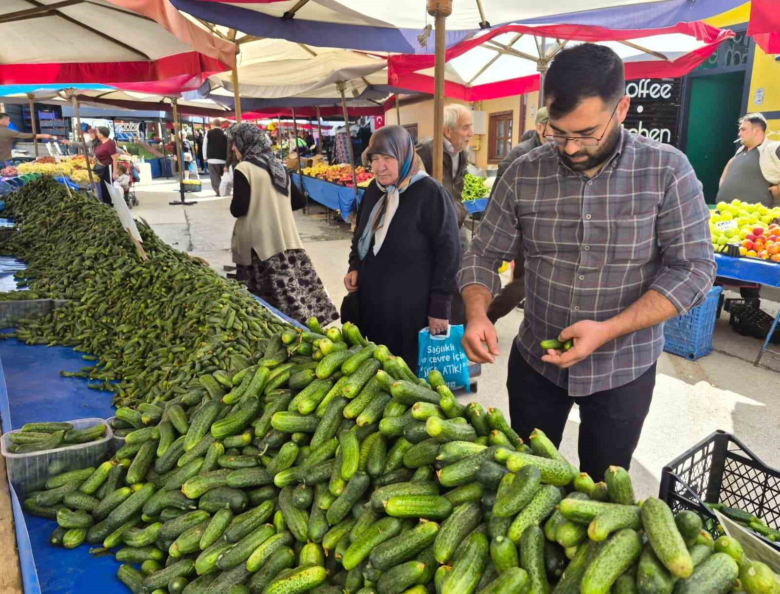 Pazarda turşu mesaisi başladı